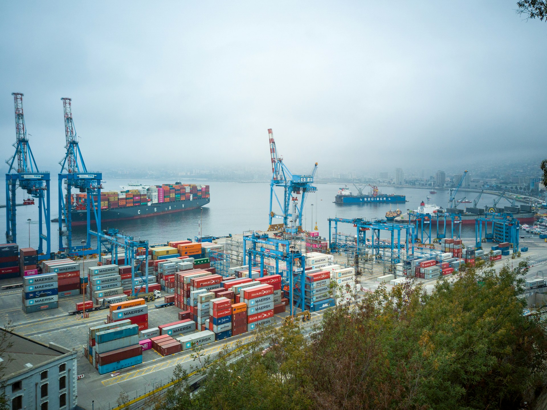 Container terminal with ship-to-shore cranes